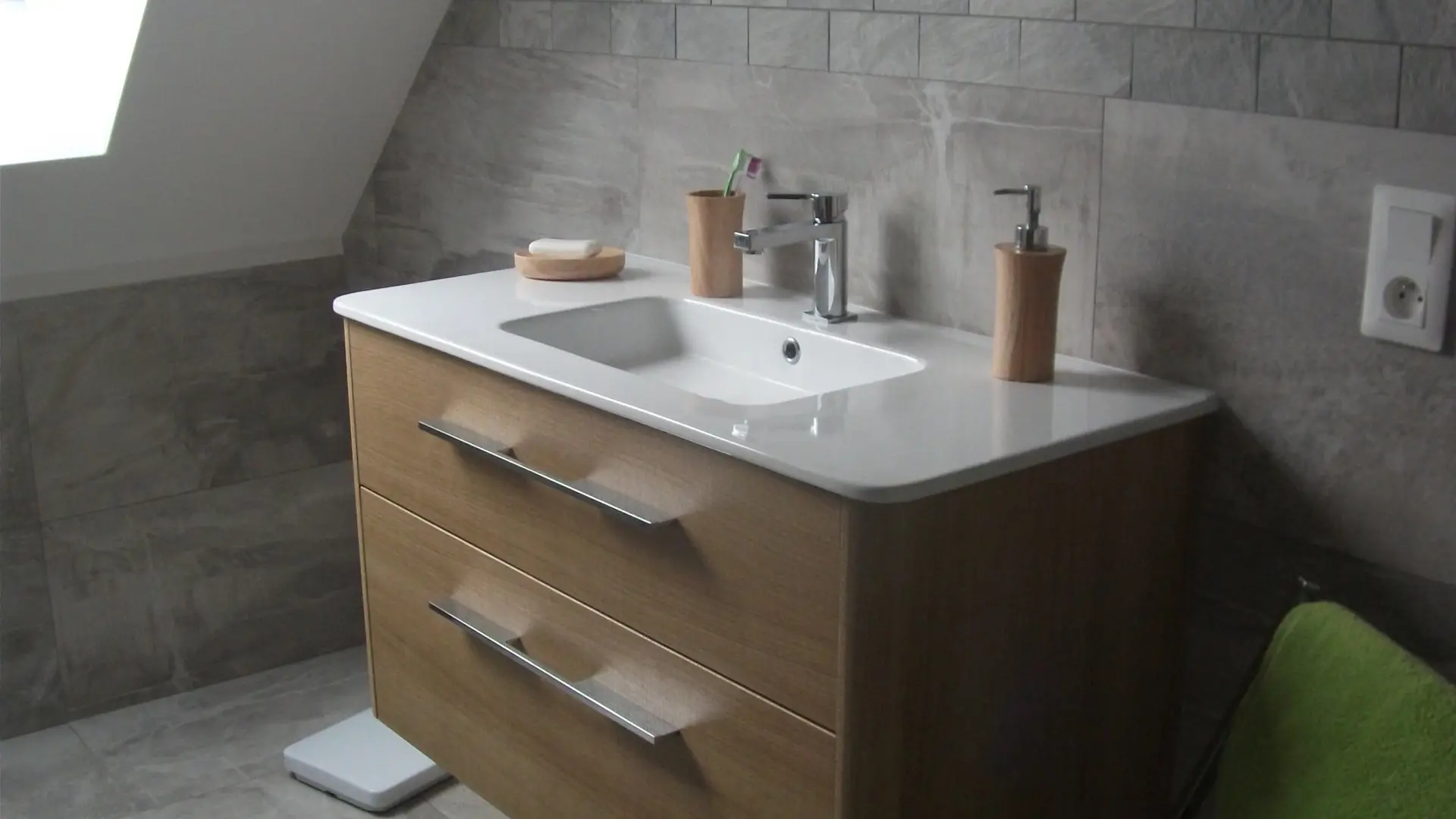 Salle de bain carrelée sous combles