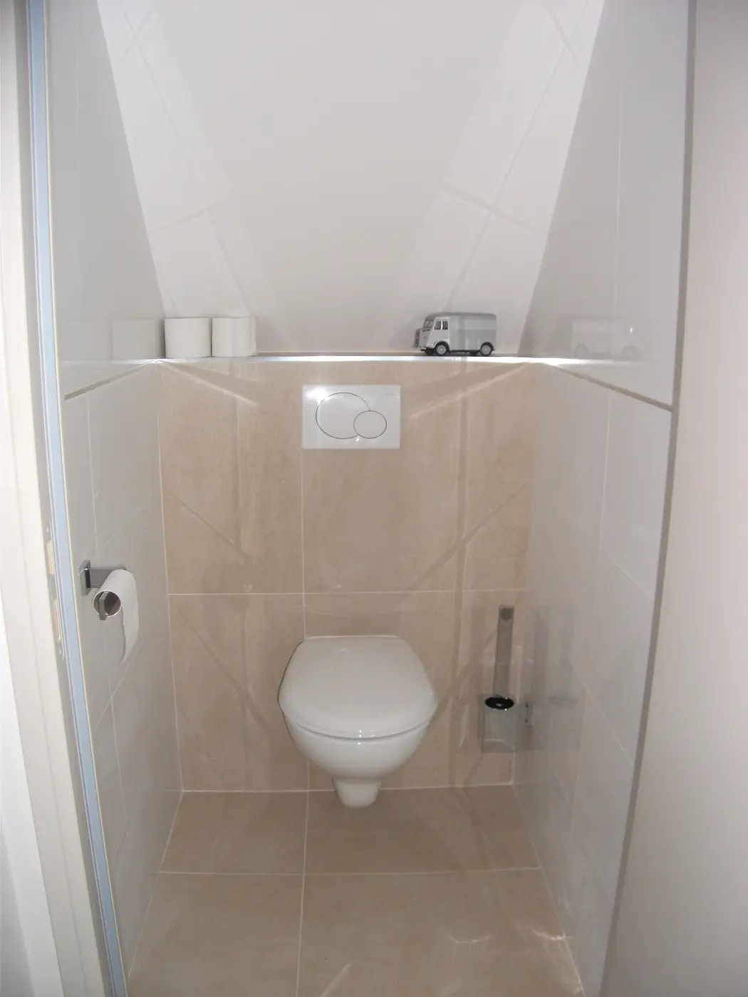 Coffre de WC suspendu et niche